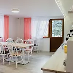 Osrodek Wypoczynku Dziubas Jan - 500 M Od Stacji Narciarskiej Kaniowka Semesteranläggning (resort)